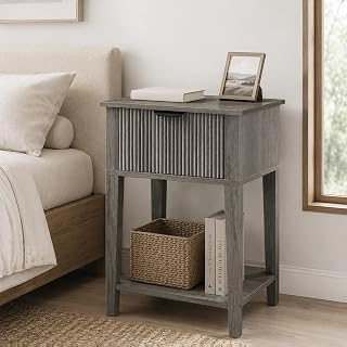 Mesa de cabeceira pequena de madeira canelada, 30 cm de profundidade x 39 cm estreita com gaveta e prateleira aberta, mesa de canto moderna com detalhes de transição para quarto e sofá